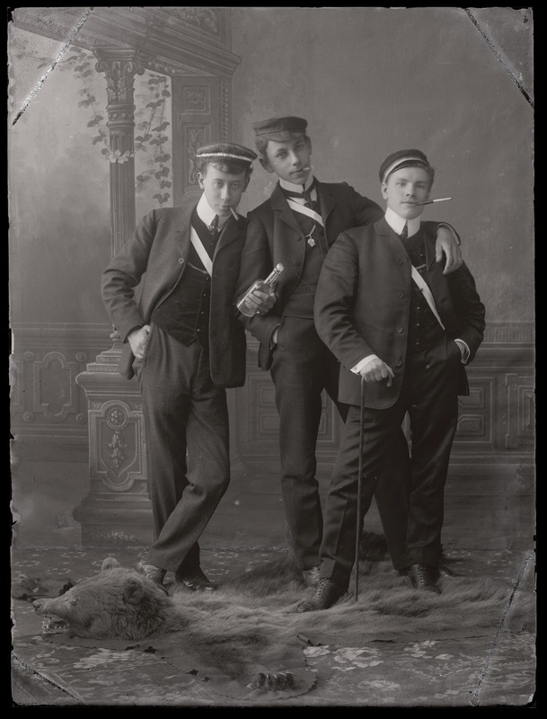 3 noormeest koolivormides. Keskel Wilhelm Friedrich Dubas