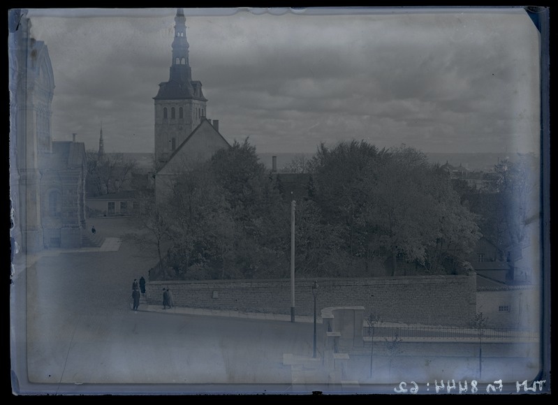 Tallinn. Vaade Toompealt Toompea lossi poolt Niguliste kiriku suunas