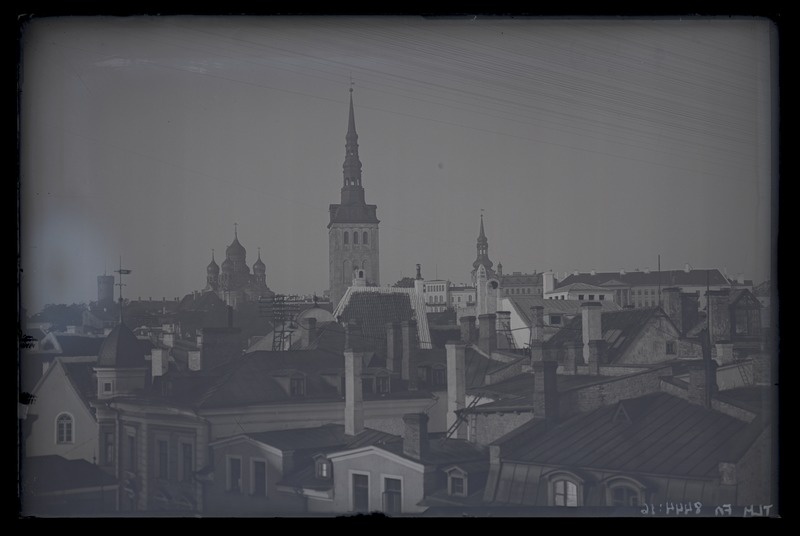 Tallinn. Vaade kirjastuse aknast Niguliste kiriku suunas