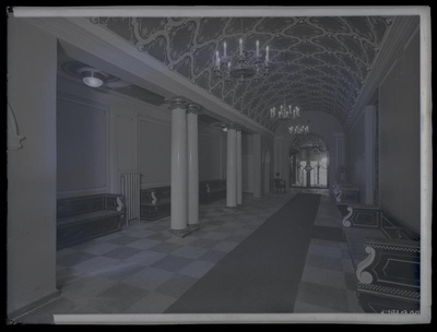 Kino "Gloria Palace", historitsistlikus stiilis sammastega piklik jalutussaal.  duplicate photo