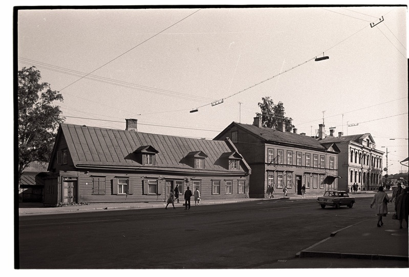 Tallinn. Vaade Lauristini tänava otsalt Pärnu mnt. puuhoonetele