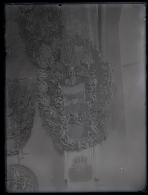 Tiesenhausenite perekonna vapp Niguliste kiriku seinal.  duplicate photo