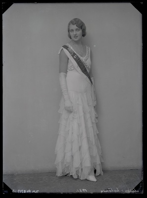 "Miss Estonia" Lilli Silberg, täisportree õhtutualetis.  duplicate photo