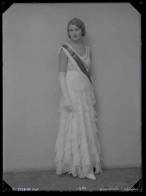"Miss Estonia" Lilli Silberg, täisportree õhtutualetis.