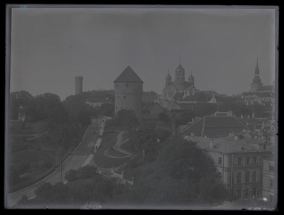 Vaade Harjumäele Kiek in de Kök'i ja Toompea suunas, pildistatud Jaani kiriku tornist.  similar photo