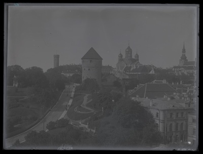 Vaade Harjumäele Kiek in de Kök'i ja Toompea suunas, pildistatud Jaani kiriku tornist.  duplicate photo