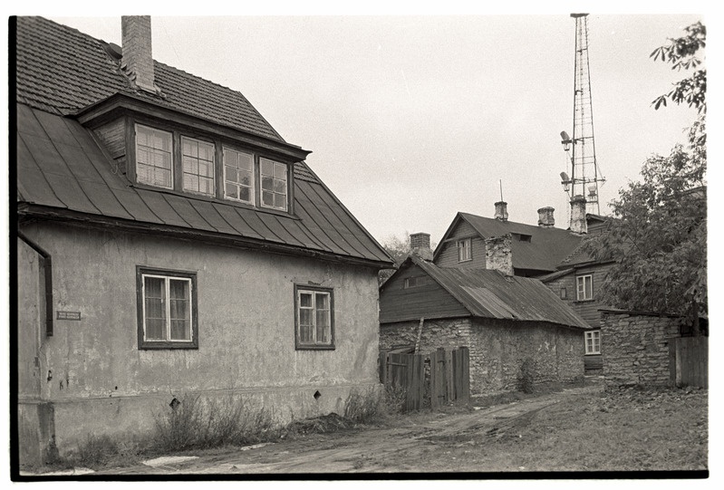 Tallinn. Vaade hoonele Väike-Kompassi t. 3 ja selle ümbrusele