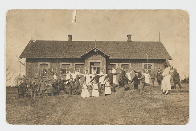 Children in front of school, 1922