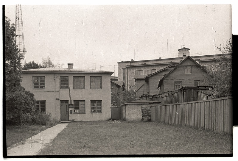 Tallinn. Kahekordne kivihoone Väike-Kompassi t. 12
