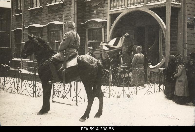 War of Liberty. The funeral of Lieutenant Julius Kuperjanov, the leader of the Tartu County Defence Battalion. Bringing the fracture out of his Star Street home to Vanemuise Theatre.
