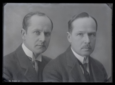 Johannes ja Peeter Parikaste kaksikportree, umbes 1930. aastast.  similar photo