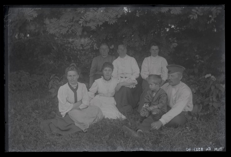 Grupifoto, looduses istumas viis naist, mees ja laps, umbes 1915. aastast.