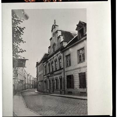 Harju tänav, vaskaul hotelli "Kuld lõvi" katusealune, 19. sajandi lõpp.  duplicate photo