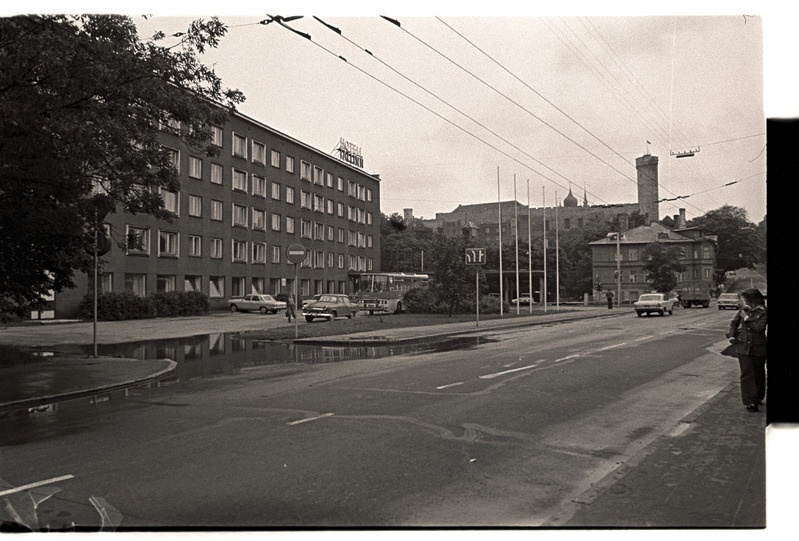 Paldiski maantee ja J. Gagarini puiestee nurk, vasakul hotell "Tallinn".