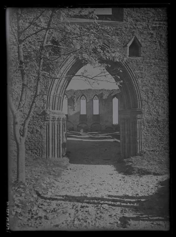 Pirita kloostrikiriku varemed. Vaade läbi portaali tagaseina neljale aknale