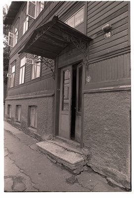 Peeter Süda tänav 9 puuhoone välisuks ja varikatus.  duplicate photo
