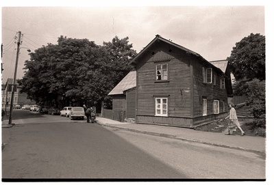 Peeter Süda tänav 17 kahekordne puuhoone.  duplicate photo