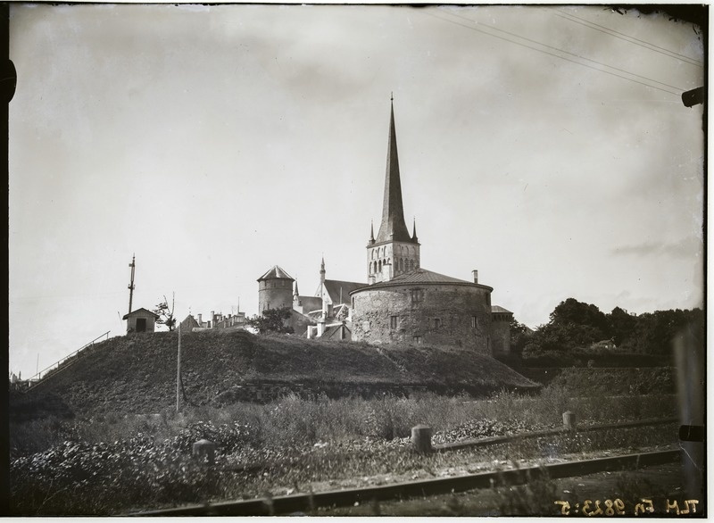 Paks Margareeta ja Oleviste kiriku torn - vaade üle Skoone bastioni