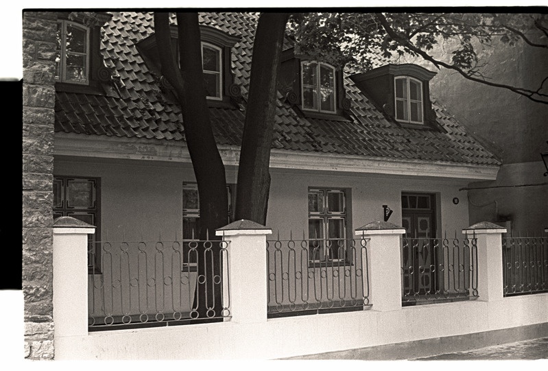 Ühekordne maja ja tara, Uus tänav 18.
