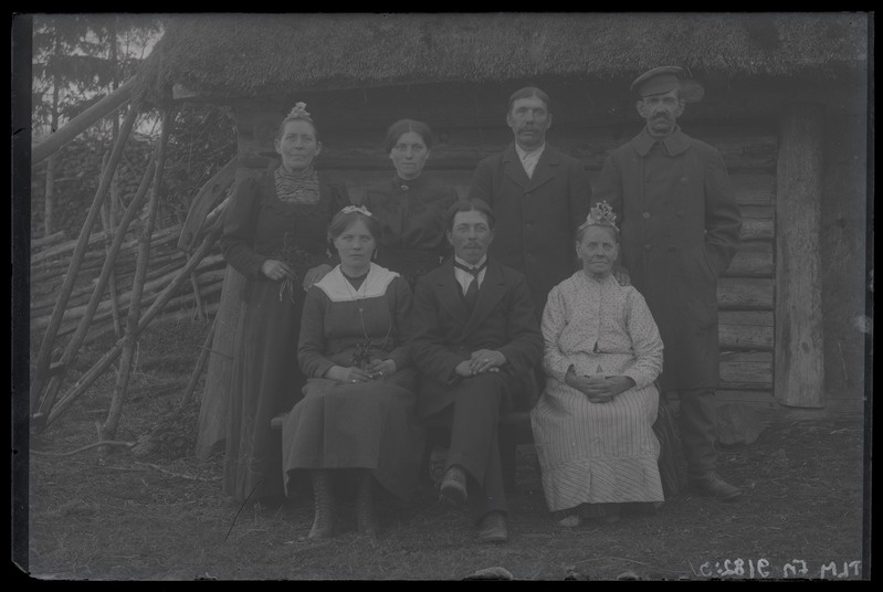 Perekond talumaja ees.