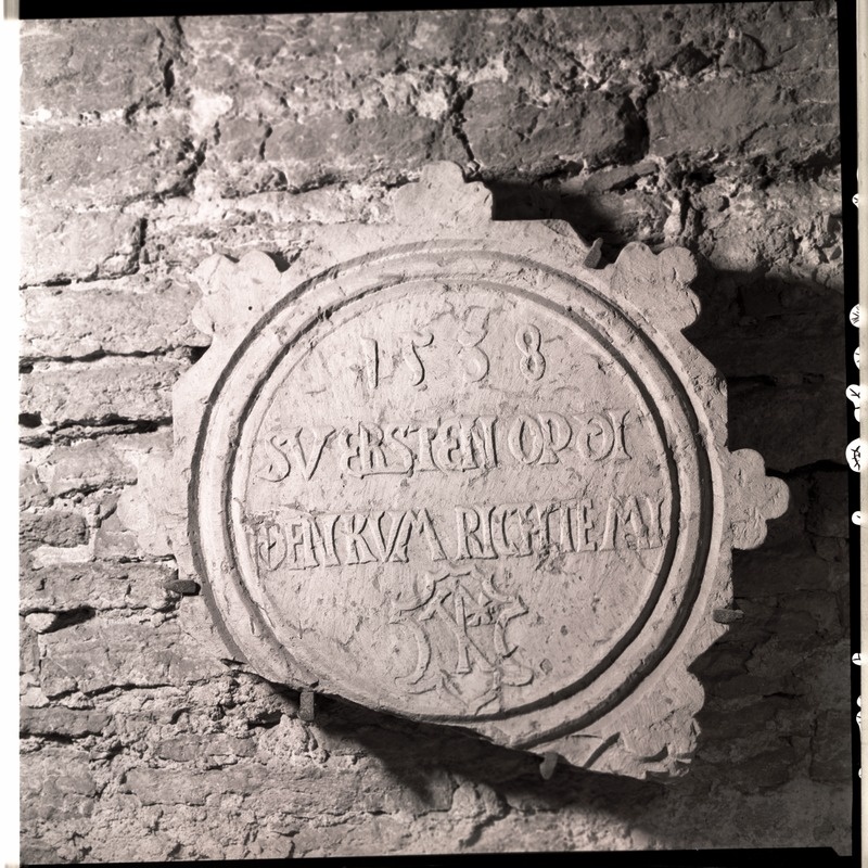Etikukivi tekstiga "1538." TLM 7749