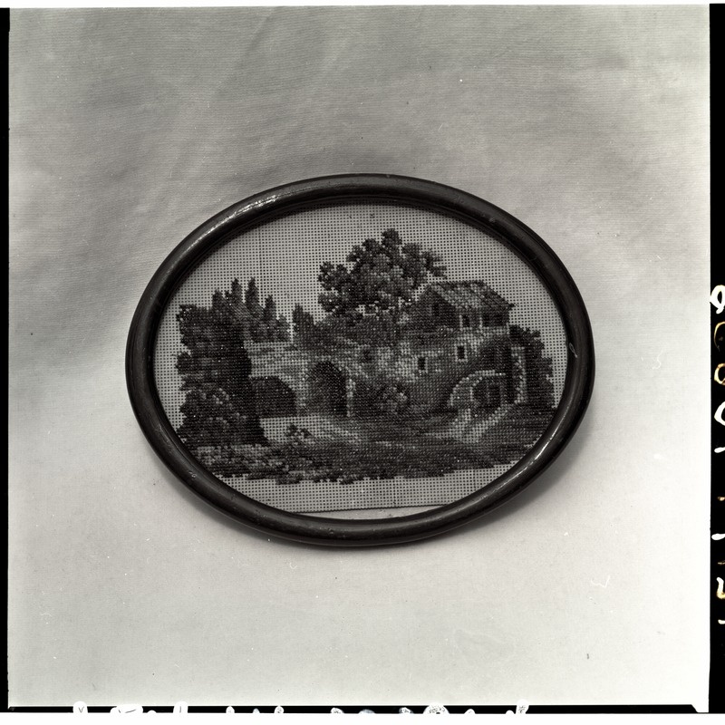 Ovaalne pilt helmestikandis