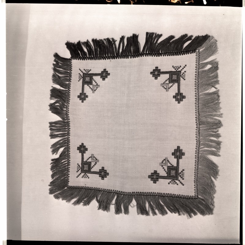 Salvrätik, värviline tikand