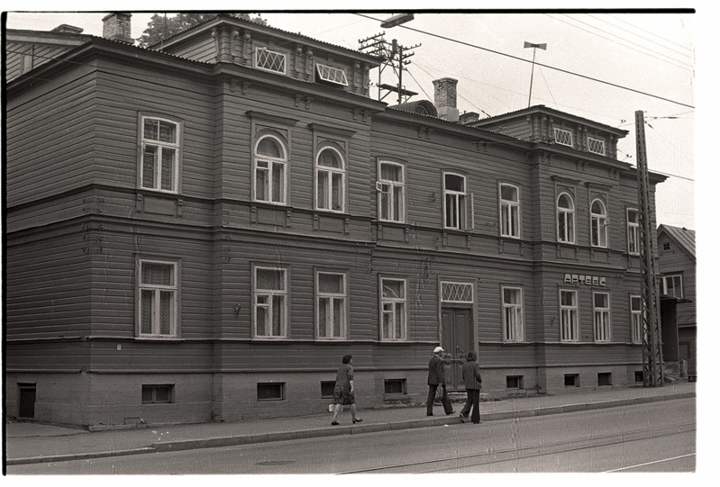 Kahekordne puuhoone, milles asub apteek, Pärnu maantee 31.