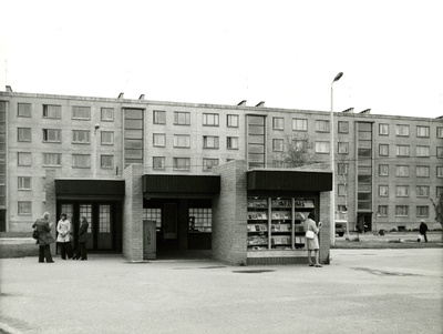 Tartu Annelinn: input / kiosk / bus paviljon, 5-storey apartment  duplicate photo