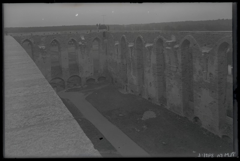 Pirita kloostri kiriku varemete sisevaade ülalt müürilt