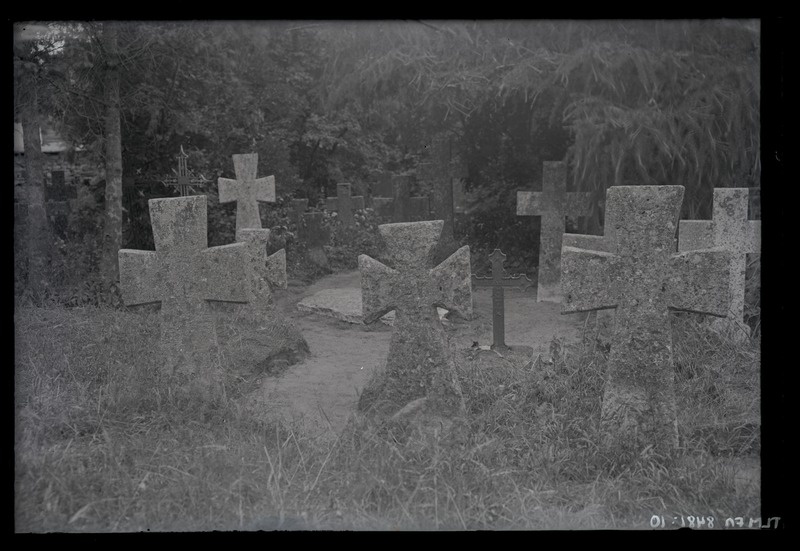 Vaade Pirita kloostri kalmistu vaade raidristidega