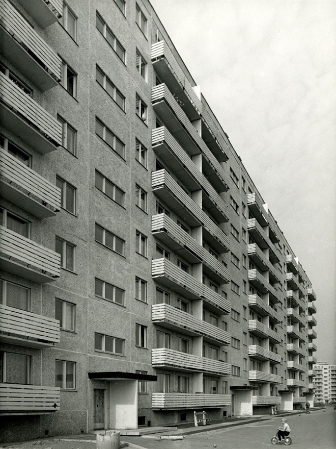 Tartu Annelinn: a close view of the 9-storey apartment, a child with three wheels on the front.