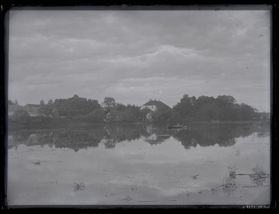 Vaade Pirita jõe paremalt kaldalt nn. Vana-Kosele, J. Koch'i poolt 1808. aastal ehitatud suvemõisale ja kõrvalhoonetele, u. 1910. aastast.  duplicate photo