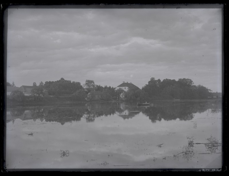 Vaade Pirita jõe paremalt kaldalt nn. Vana-Kosele, J. Koch'i poolt 1808. aastal ehitatud suvemõisale ja kõrvalhoonetele, u. 1910. aastast.