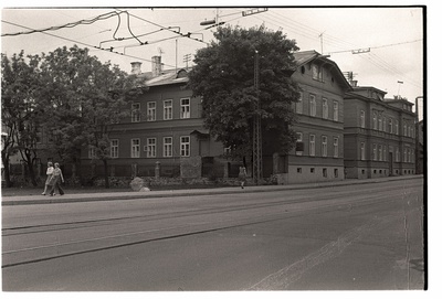 Pärnu maantee ja Peeter Süda tänava nurk, vaade hoonetele Pärnu maantee 29 ja 31.  duplicate photo