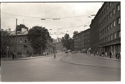 Pärnu maantee ja Peeter Süda tänava nurk, vaade piki Pärnu maanteed Tõnismäe suunas.  similar photo