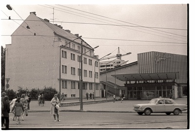 Neljakordne kivihoone Pärnu maantee 41 ja kino "Kosmos" sissepääs.  duplicate photo
