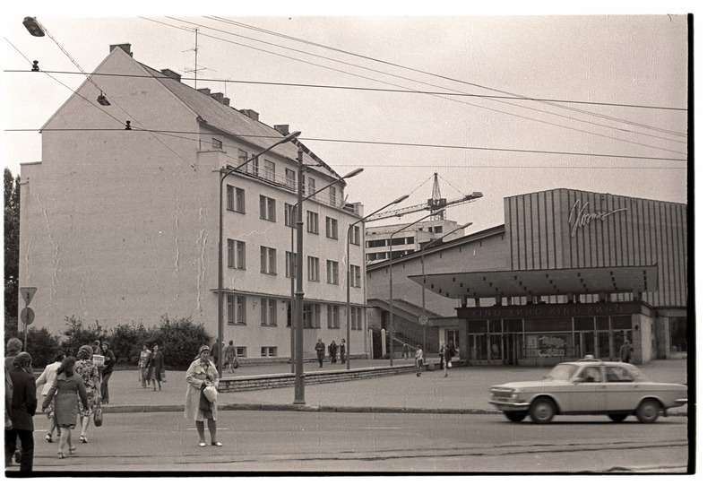 Neljakordne kivihoone Pärnu maantee 41 ja kino "Kosmos" sissepääs.