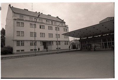 Neljakordne kivihoone Pärnu maantee 41 ja kino "Kosmos" sissepääs.  duplicate photo