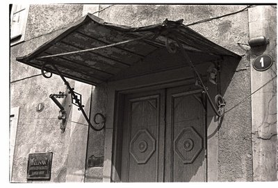 Tatari tänav 1, varikatus ukse kohal.  similar photo