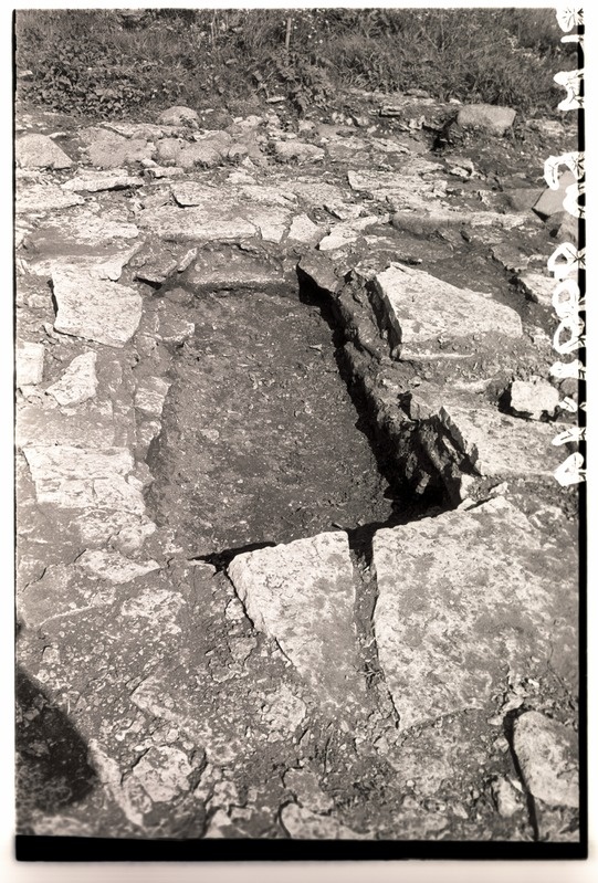 Vaade lahtikaevatud kivikirstule