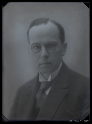 Johannes Parikase portreefoto umbes 1925. aastast.  duplicate photo