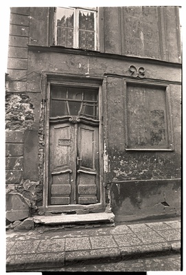Uus tänav 32a maja välisuks.  similar photo