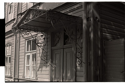 Metallkaunistustega varikatus Nõukogude ja J. Gagarini puiestee nurgal oleval majal.  similar photo