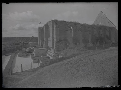 Vaade Pirita kloostrikiriku varemetele koos idaosas väljakaevatud ja konserveeritud alusmüüriga  similar photo