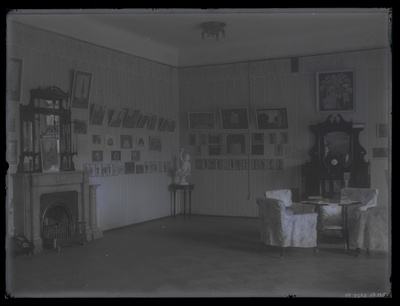 R. Nymani'i teostega ekspositsiooninurk, ruumi nurgas A. Weizenbergi skulptuur "Sügis", 1924. aasta.  duplicate photo