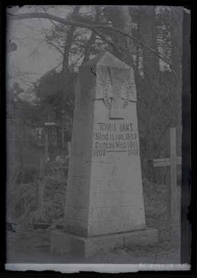 Loiksi Tõnise (1808 - 1861) mälestusmärk Alatskivi kalmistul, püstitatud 1908. aastal.  duplicate photo
