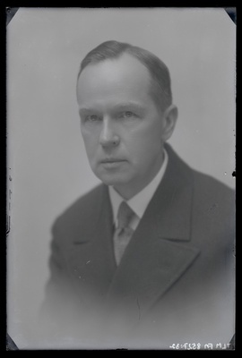 Johannes Parikase portreefoto umbes 1935. aastast.  duplicate photo