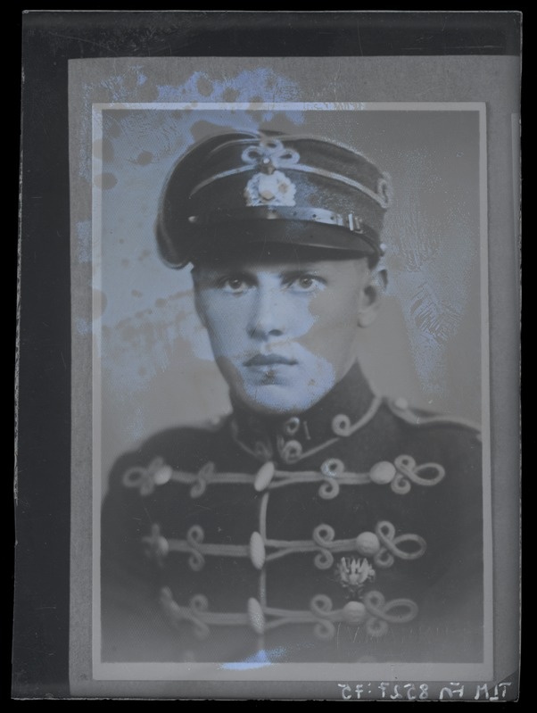 Ratsaväelase vormis noormehe portreefoto umbes 1920-ndatest aastatest.