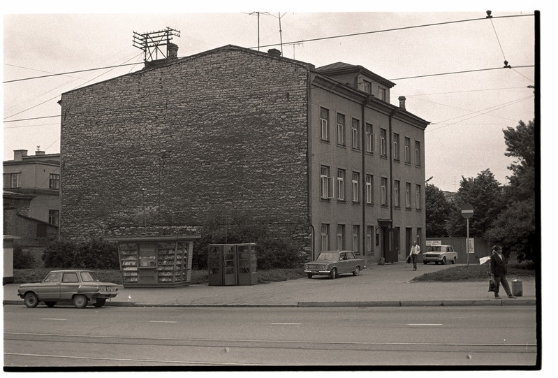 Pärnu maantee 41 kolmekordne kivihoone.